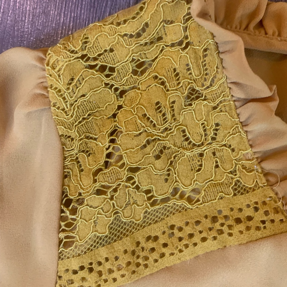 💕 Loft- Lace Shoulder Ruffle Blouse (M) - Picture 5 of 7